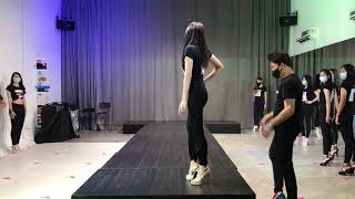 Solo  Learn catwalk  Modeling  Runway walk  How to walk [upl. by Arima812]