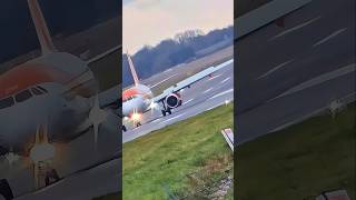 Easyjet lands grabs plane Spotters attentionaviation aviationspottingviralvideo aviationlovers [upl. by Iiette636]